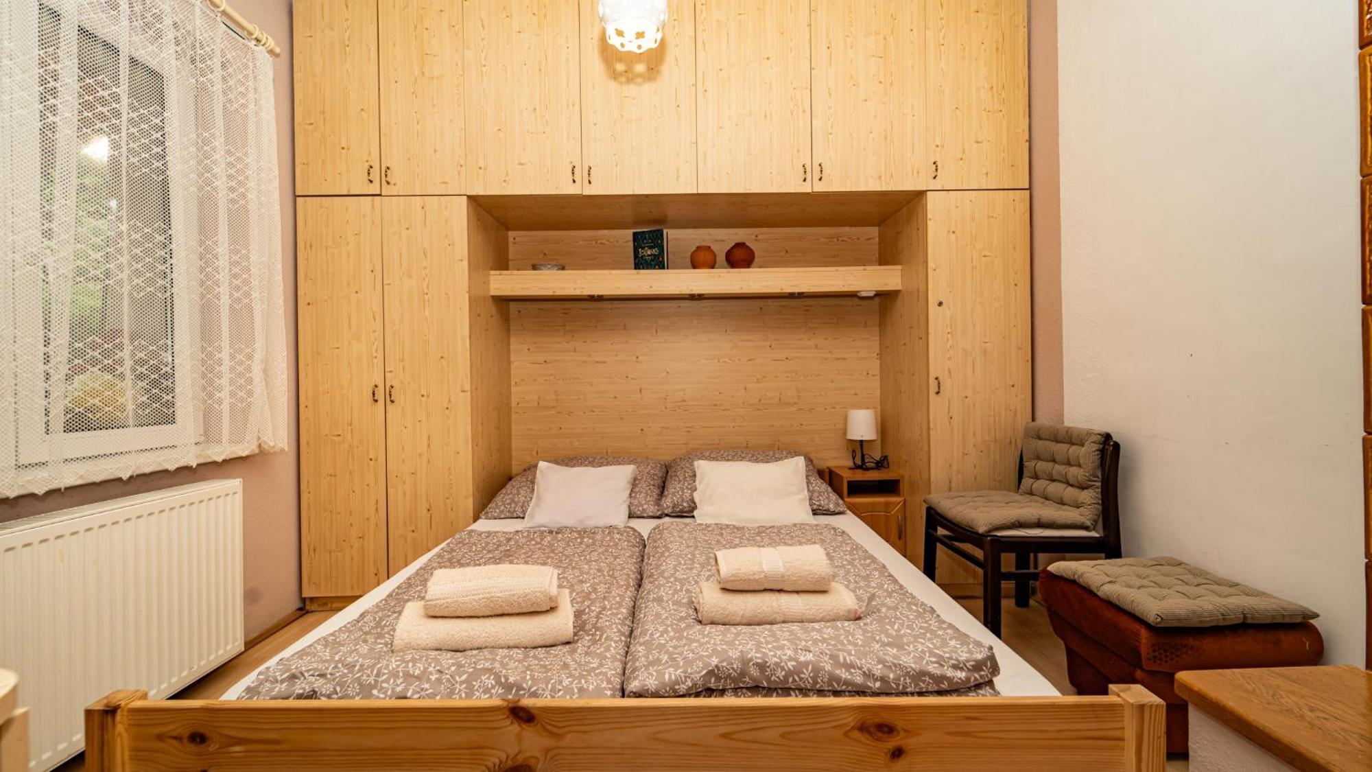 Hotel Kútvölgy Vendégház à Vác Extérieur photo